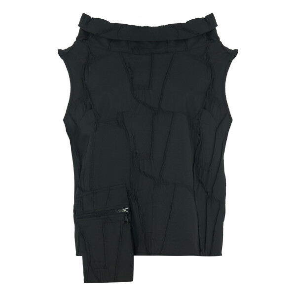 Kozan Aris Vest Top in the black Kuro print is a stylish statement with its funnel neck collar, patch pocket hanging below the bottom hem. Style Number SP-4290